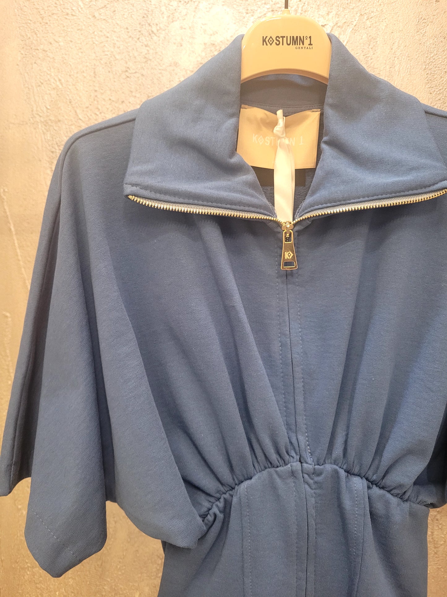 Felpina con zip Kostumn