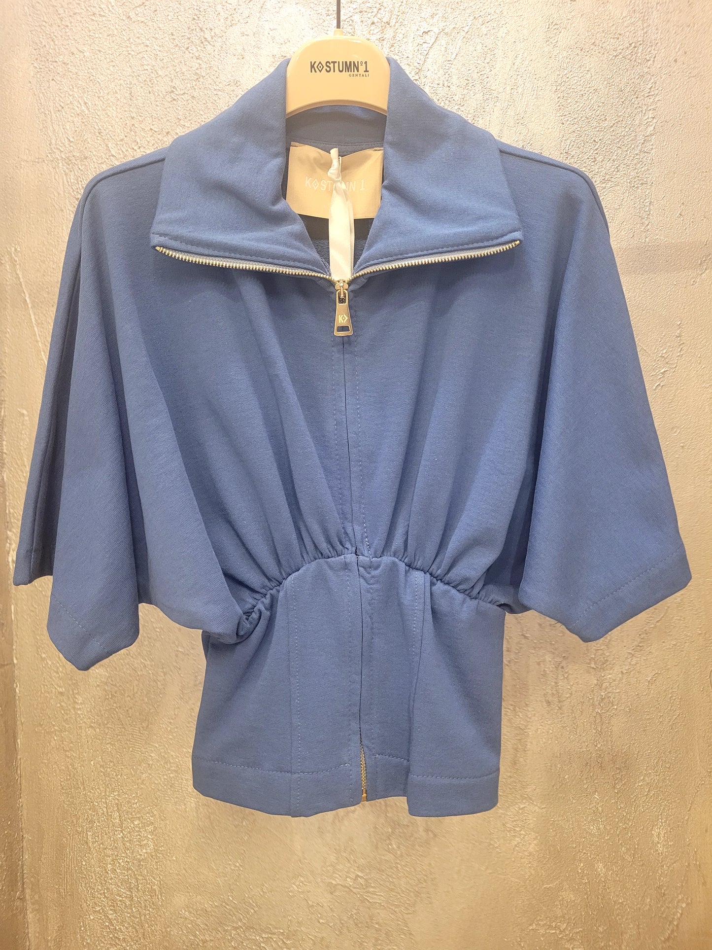 Felpina con zip Kostumn